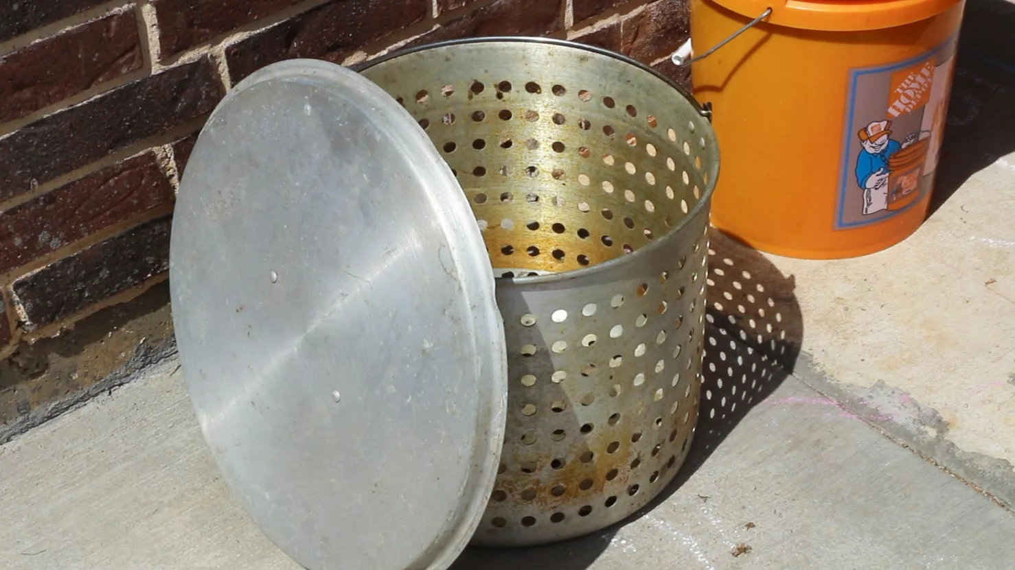 Crawfish boiling pot strainer or steamer basket for pulling the completed crawfish up and out of the court bouillon. 