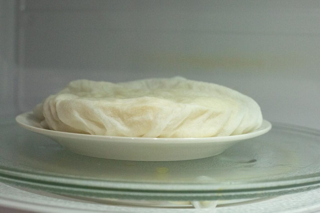  Tortillas de maïs enveloppées dans du papier absorbant humide - une astuce enchilada