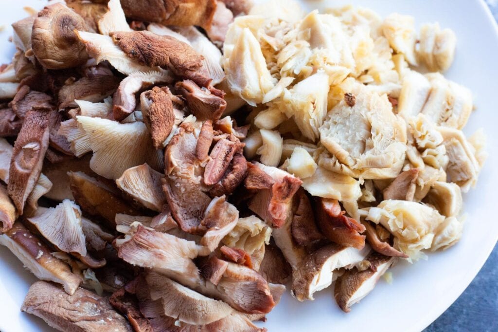 in blokjes gesneden shiitake en oesterzwammen op een bord