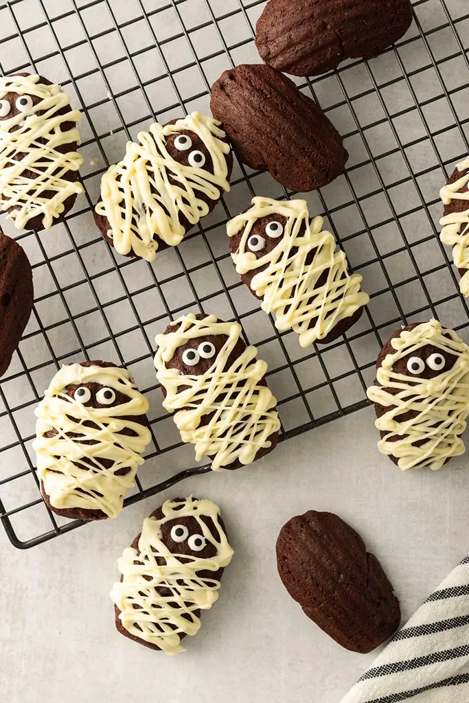 mummy cookies made with chocolate cookies
